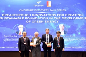 Phó Giáo sư, Tiến sĩ Huỳnh Đăng Chính (ngoài cùng bên phải) tặng quà lưu niệm cho Giáo sư Stanley M. Whittingham và Giáo sư Martin Andrew Green trong sự kiện giao lưu tại Đại học Bách khoa cuối năm 2023. (Ảnh: VFP)