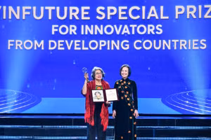 Giải Đặc biệt VinFuture 2025 dành cho Nhà khoa học đến từ các nước đang phát triển đã vinh danh Giáo sư María Esperanza Martínez-Romero (Mexico) vì những tiến bộ trong nghiên cứu sinh thái vi sinh vật và cơ chế cố định nitơ cộng sinh tại các hệ sinh thái nhiệt đới. (Ảnh: THÀNH ĐẠT)