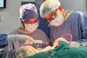 Ê-kíp áp dụng kỹ thuật đặt điện cực theo dõi chức năng liên tục trong lúc bệnh nhân mắc u thần kinh đệm nhu mô não kích thước lớn.