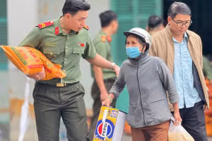 Quỹ “Vì cuộc sống bình yên” trao những phần quà hỗ trợ thiết thực để bà con tái thiết cuộc sống.