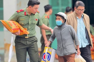 Quỹ “Vì cuộc sống bình yên” trao những phần quà hỗ trợ thiết thực để bà con tái thiết cuộc sống.