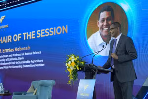 Giáo sư Ermias Kebreab trình bày tại Tọa đàm Khoa học vì cuộc sống thuộc Tuần lễ Khoa học Công nghệ VinFuture. 