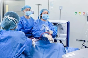 Thạc sĩ, bác sĩ chuyên khoa II Trần Thị Thúy Hằng phẫu thuật cho người bệnh. 