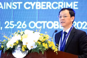 Thứ trưởng Y tế Nguyễn Tri Thức phát biểu tại tọa đàm.