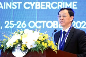 Thứ trưởng Y tế Nguyễn Tri Thức phát biểu tại tọa đàm.