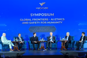 Các nhà khoa học trao đổi tại tọa đàm.