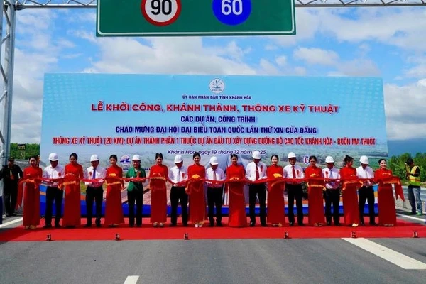 Các đại biểu cắt băng thông xe kỹ thuật 20km đầu tuyến của Dự án thành phần 1 đường bộ cao tốc Khánh Hòa-Buôn Ma Thuột giai đoạn 1. 