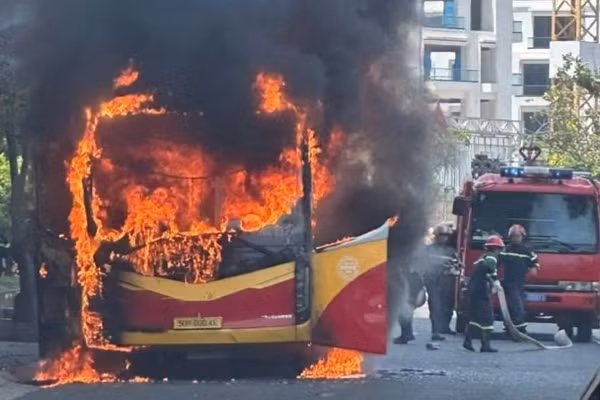 Lửa bao trùm ô-tô khách đang đỗ bên đường ở Nha Trang. (Ảnh: CTV)