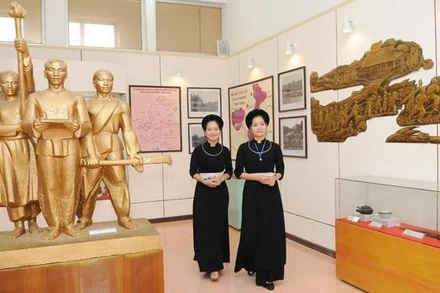 Không khí đấu tranh cách mạng hào hùng, vẻ vang của cuộc kháng chiến chống thực dân Pháp dưới sự lãnh đạo Đảng, Bác Hồ.