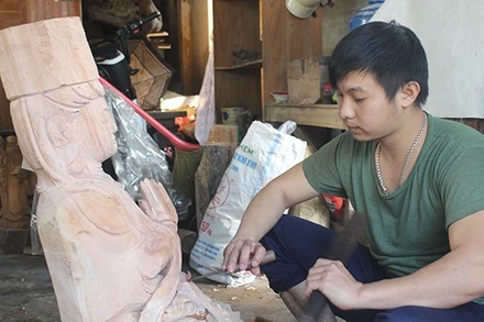 Lứa thợ trẻ của làng vẫn miệt mài với công việc được truyền dạy.