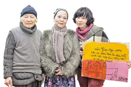 Nhà báo Phan Thanh Phong - Trưởng ban Nhân Dân hằng tháng tặng quà thăm hỏi sức khỏe vợ chồng danh họa Nguyễn Tư Nghiêm và vinh dự nhận từ tay ông bức tranh con giáp mới nhất danh họa vẽ tặng ấn phẩm 