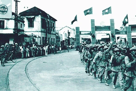 Quân ta từ Ô Cầu Giấy tiến vào Cổng thành Cửa Nam ngày 10-10-1954. Ảnh tư liệu