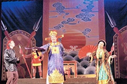 Cảnh trong vở Danh chiếm bảng vàng (Ðoàn chèo Bắc Giang).