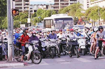 Hiện mỗi ngày Hà Nội có khoảng 12 triệu lượt đi lại, phương tiện chủ yếu là xe máy. Ảnh: LAM ANH