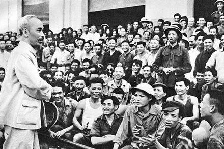 Đến thăm Nhà máy xe lửa Gia Lâm, Người nhắc nhở công nhân, cán bộ phát huy truyền thống cách mạng của nhà máy, ra sức xây dựng miền bắc, ủng hộ miền nam. Ảnh: TƯ LIỆU