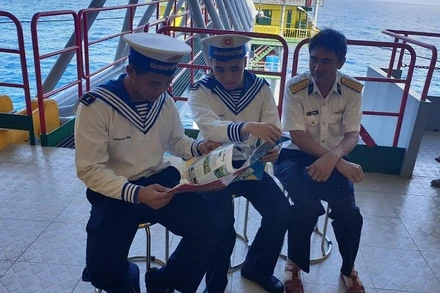 Thời gian nghỉ ngơi, các chiến sĩ nhà giàn cập nhật thông tin qua sách, báo. (Ảnh: QUANG HUY)