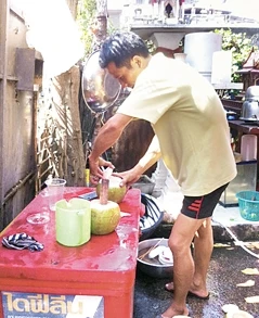 Chấp nhận mọi sự nhọc nhằn vì áp lực mưu sinh.