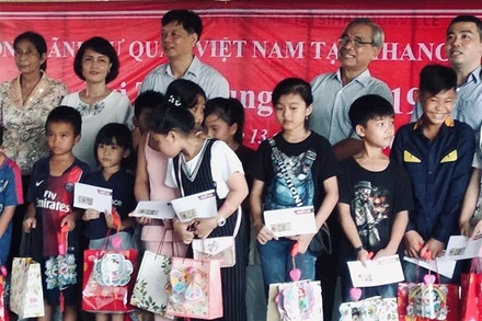 Con em Việt kiều ở Preah Sihanouk vui Tết Trung thu.