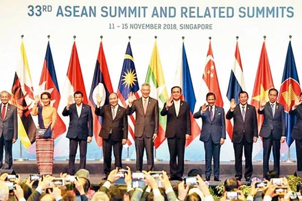 Các nhà lãnh đạo tại Hội nghị cấp cao ASEAN lần thứ 33 tại Xin-ga-po.