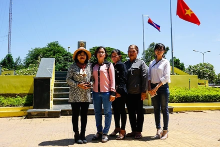 Các chị thuộc nhóm phụ nữ tự quản vùng biên bên cột mốc biên giới.