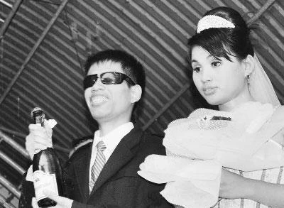 Ðôi uyên ương Ðỗ Ðức Thuận - Nguyễn Thanh Thảo rạng rỡ trong ngày cưới.