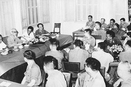 Chủ tịch Hồ Chí Minh cùng các đồng chí Lê Duẩn, Phạm Văn Đồng, Võ Nguyên Giáp gặp mặt các cán bộ cao cấp toàn quân (11-5-1969). Ảnh: TƯ LIỆU
