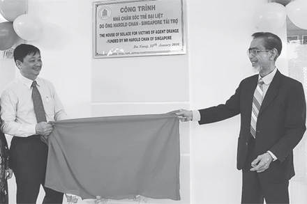 Ông Harold Chan Soo York (người thứ hai, từ phải sang) trong lễ khánh thành khu nội trú dành cho trẻ em bị nhiễm chất độc da cam/đi-ô-xin.