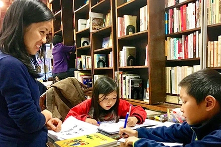 Giờ học tiếng Việt với cô Liên Hương.