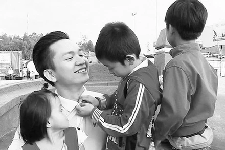 MC Hạnh Phúc gặp gỡ các em nhỏ có hoàn cảnh khó khăn.