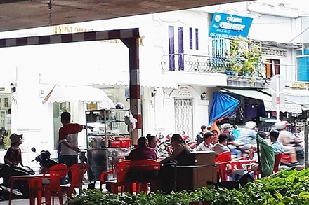 Hàng quán tụ họp, buôn bán là hình ảnh thường thấy dưới chân cầu vượt.