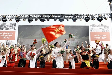 Chương trình nghệ thuật “Khúc tráng ca giữa mùa thu lịch sử”.