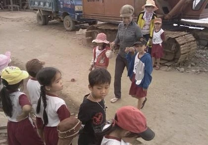 Hiệu trưởng Trường mẫu giáo xã Ðất Mũi, huyện Ngọc Hiển, tỉnh Cà Mau Nguyễn Thanh Thêm hướng dẫn các cháu tham gia giao 