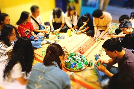 Cùng nhau làm lồng đèn từ vỏ lon.