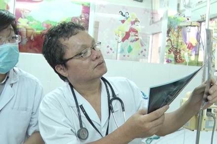 Quá tải vì công việc, nhưng chính tiếng cười trẻ thơ đã giúp bác sĩ Trương Hữu Khanh có thêm nhiều động lực làm việc và cống hiến.