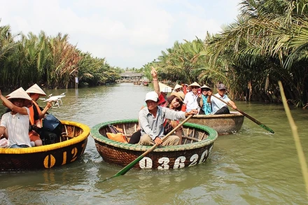 “Đua” thuyền thúng trong rừng dừa