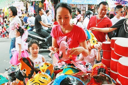 Vẫn còn nhiều người quan tâm đến đồ chơi Trung thu truyền thống. Ảnh: MINH LÊ