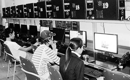 Những quán in-tơ-nét như thế này đã cuốn hút các bạn trẻ không thể rời mắt khỏi màn hình máy tính.