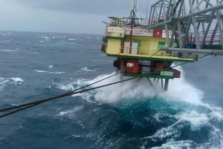 Bão biển ở nhà giàn.