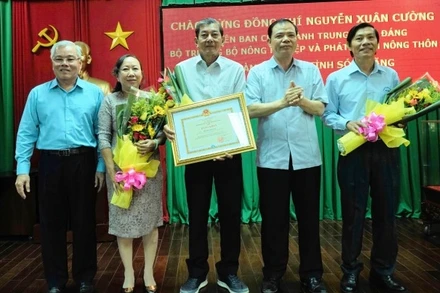 Lãnh đạo Bộ NN-PTNT và tỉnh Sóc Trăng tặng hoa và bằng khen cho nhóm tác giả gạo ST25, “Gạo ngon nhất thế giới”.