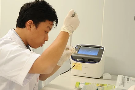 Điều chế tế bào miễn dịch tự thân trong điều trị ung thư tại Trung tâm nghiên cứu Gen - Protein. Ảnh: NAM ANH