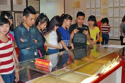 Đông đảo người dân tham quan triển lãm.