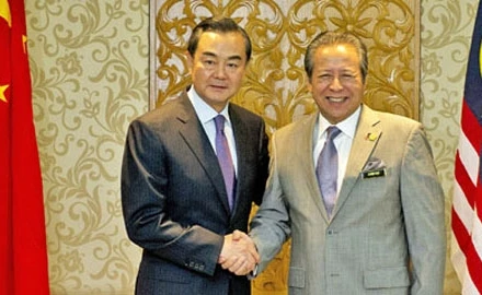 Ngoại trưởng Ma-lai-xi-a M.A-man (phải) và Ngoại trưởng Trung Quốc Vương Nghị. (Ảnh: AFP/ TTXVN)