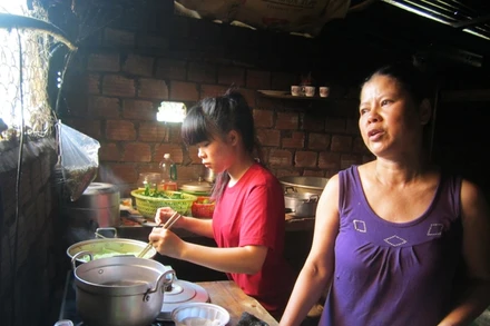 “Con đẻ, con nuôi gì, no đói gì cũng chịu cùng nhau!”.