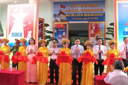 Cắt băng khai mạc triển lãm tư liệu về Hoàng Sa, Trường Sa tại huyện Cần Đước, tỉnh Long An.