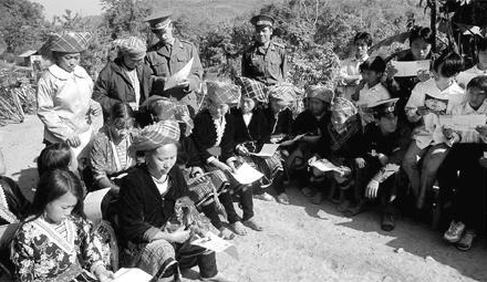 Bộ đội Biên phòng huyện Mường Nhé tỉnh Ðiện Biên tuyên truyền phòng, chống mua bán người. Ảnh: TÔ HỢP