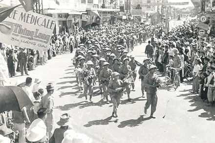 Hình ảnh Trung đoàn Thủ đô đi đầu về đến phố Hàng Gai (Hà Nội) ngày 10-10-1954. Ảnh: Trung tâm Lưu trữ quốc gia III