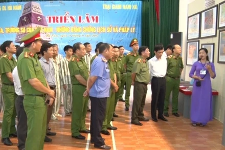 Các đồng chí lãnh đạo tỉnh Hà Nam, cán bộ Tổng cục 8, Bộ Công an, cán bộ và phạm nhân trại giam Nam Hà tham quan triển lãm.