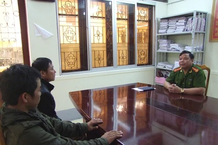 Đại tá Triệu Văn Điện (bên phải) ngoài dùng trí còn lấy nhân tâm thu phục lòng người. Ảnh Tư liệu Công an Lạng Sơn.