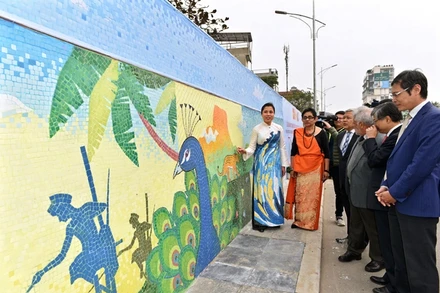 Họa sĩ Nguyễn Thu Thủy và Đại sứ Sri Lanka Hasanthi Dissanayake giới thiệu bức tranh trong lễ khánh thành.