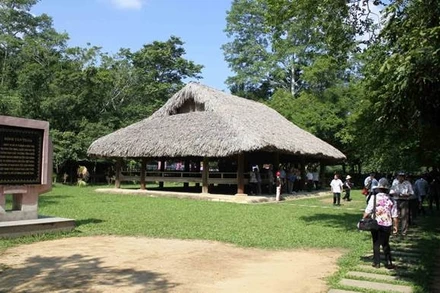 Khách du lịch thăm lán Nà Nưa, nơi Bác Hồ ở và làm việc chỉ đạo Tổng khởi nghĩa.